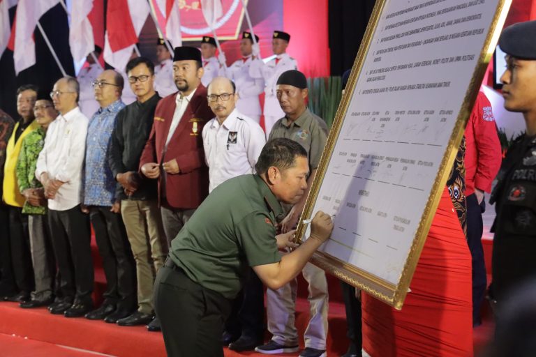 Mayjen TNI Rafael Granada Baay Hadiri Deklarasi Pemilu Damai (foto : ist)