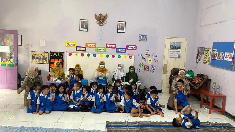 119 Mahasiswa Unusa Sukseskan Imunisasi SUB PIN Polio Bersama Dinkes Kota Surabaya (foto : ist)
