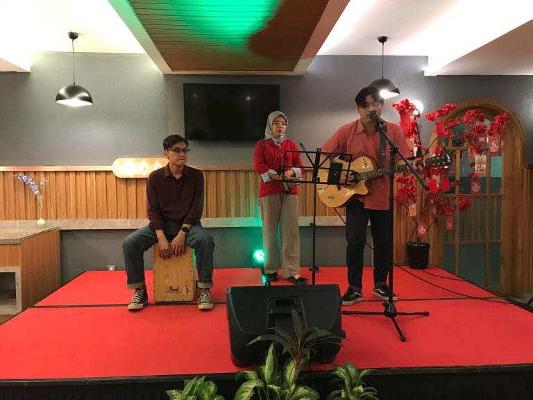 Aston inn Jemursari Merayakan Imlek dengan Berbagi Hadiah di Tahun Naga Kayu (foto : ist)