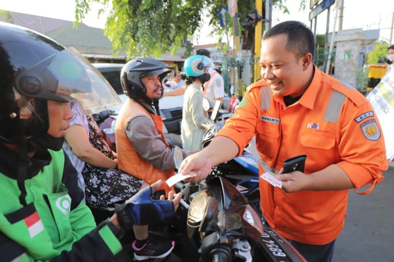 Tingkatkan Keselamatan, KAI Commuter Rutin Lakukan Sosialisasi Tertib Lalu Lintas Di Perlintasan Sebidang (foto : ist)