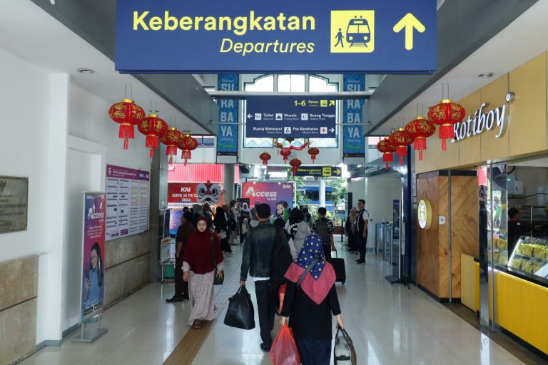 KAI Daop 8 Surabaya Hadirkan Dekorasi dan Ornamen Khas Imlek di Stasiun (foto : ist)