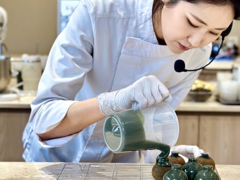 Chef Pastry Asal Korea Unjuk Kebolehan Di Depan Awak Media Bikin Petit Gateux di JW Marriott Surabaya Chef pastri ternama di Korea, Chef Hyo Jeong Han sedang menunjukkan kebolehannya (foto : ist)