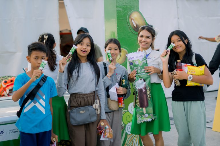 Aice Berkolaborasi dengan Wonderful Indonesia Perkenalkan Es Krim Ria Ria Kacang Hijau Para pengunjung menikmati es krim Ria Ria Kacang Hijau dari Aice yang mendukung promosi budaya kuliner Nusantara (foto : ist)