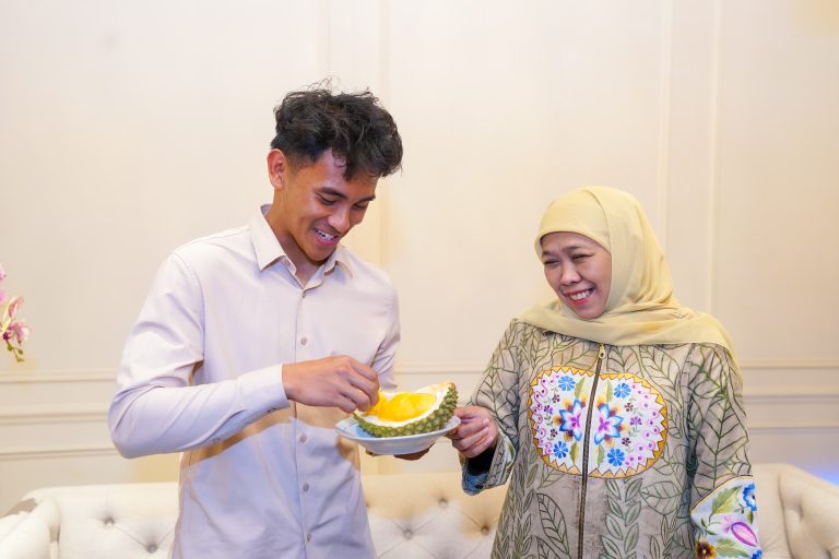 Silaturahmi ke Kediaman Khofifah Jelang Musim Balap Moto2 2025, Mario Aji Disuguhi Nikmatnya Durian Black Thorn Asal Blitar (foto : ist)