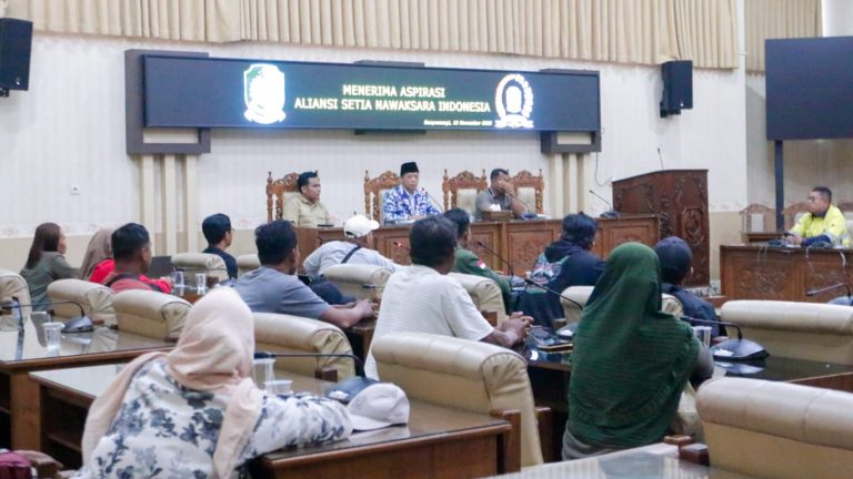 Hearing Soal Tambang Emas, Warga Kecewa Perwakilan PT Bumi Suksesindo Tak Bisa Menjawab Pertanyaan Tuntutan Warga