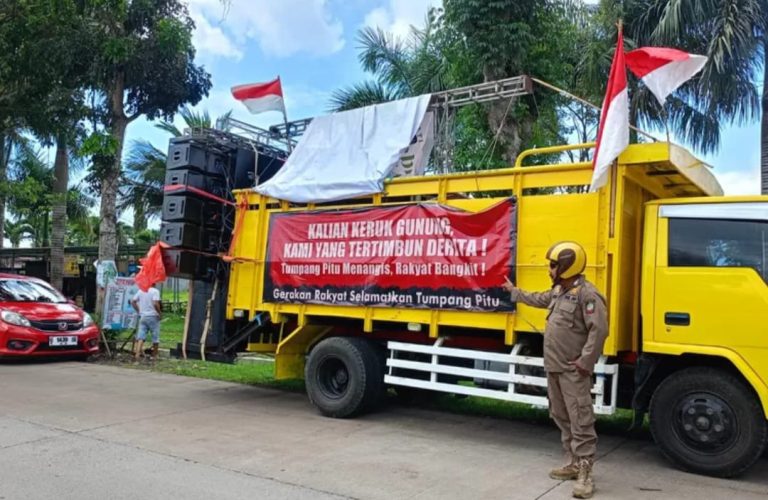 Warga Pesanggaran Demo Tolak Tambang Emas PT BSI: Kalian Keruk Gunung, Kami yang Tertimbun Derita