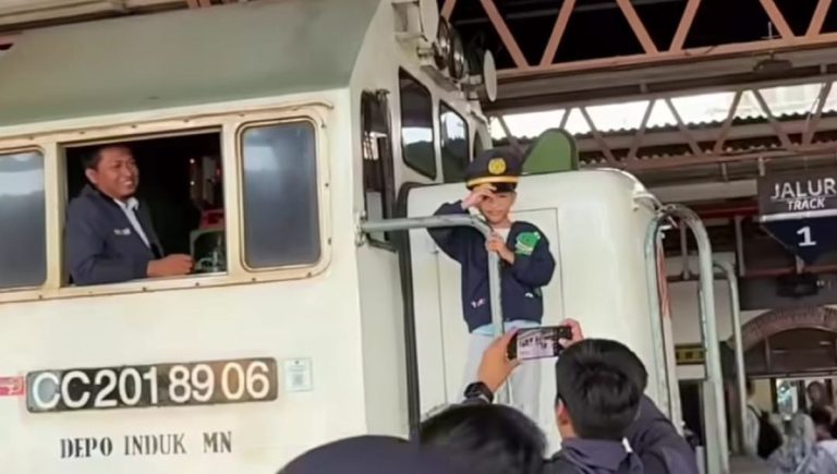 Viral Momen Hangat Bocah Berfoto di Lokomotif Kereta, Pengunggah Video Ungkap Awalnya Hanya Iseng untuk Update Instagram Story