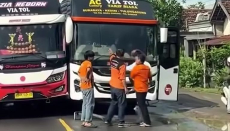 Spion Copot dan Bodi Bus Baret, Begini Kronologi Insiden Senggolan Bus Harapan Jaya dan Bagong yang Viral di Medsos