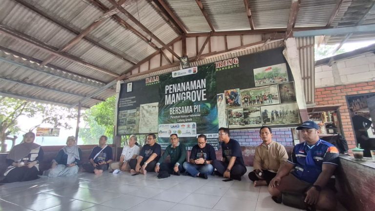TPS Perluas Program Donasi Oksigen Melalui Penanaman Hasil Pembibitan Mangrove di Pesisir Gresik