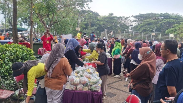 TPS Salurkan Bahan Pangan dengan Harga Murah di Kecamatan Pakal melalui Program DOKAR (Dodolan Koyok Pasar)