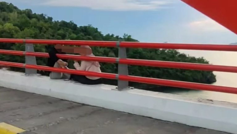 Tuai Pujian Warganet, Viral Warga Tegur Pasangan yang Duduk Santai di Pinggir Jembatan Merah Jayapura: Itu Namanya Perhatian