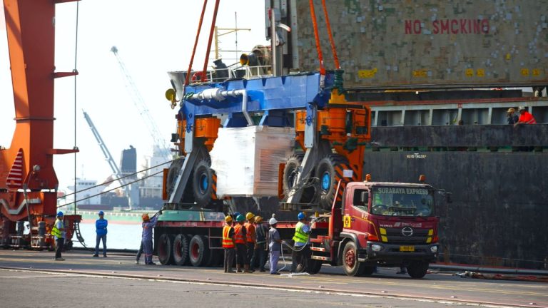 PT Terminal Teluk Lamong Perkuat Kapasitas TPK Nilam Melalui Penambahan E-RTG Ramah Lingkungan