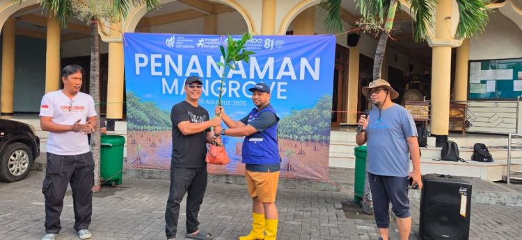 TPS Serahkan 3.000 Bibit Mangrove kepada Dinas Lingkungan Hidup Kota Surabaya untuk Penanaman di Tambak Sarioso