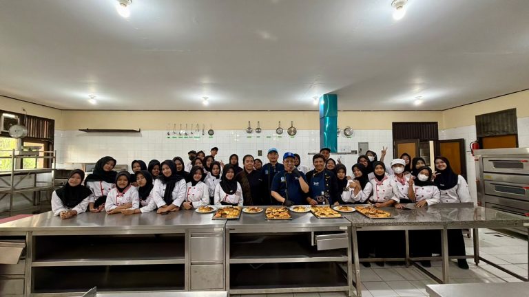 Ratusan Siswa SMKN 3 Kediri Belajar Buat Roti dari Bogasari Baking Center