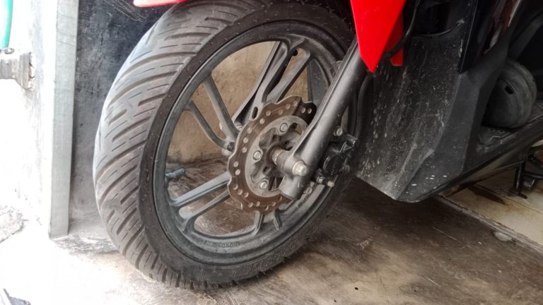 Ban Masih Tebal Tapi Sering Oleng? Cek 5 Tanda Utama Ban Motor Harus Diganti Baru